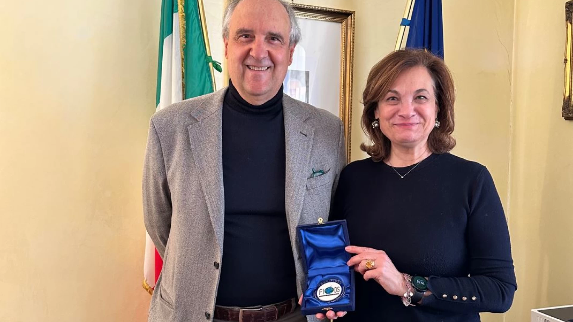 Csv Molise: Il presidente Gian Franco Massaro dona alla prefetta Franca Tancredi la medaglia FIODS